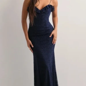 Balklänning - Helt ny balklänning från Nelly, helt slutsåld men som tyvärr var lite för stor för mig så tänker sälja vidare. Har lappen kvar och inga defekter. Perfekt för dig som vill ha lite längre klänning då den är 144 cm från högsta punkt på bröstet nedåt (är till för att ha lite släp) därför passar den alla längder:) hör av dig om du har någon fråga💞