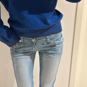 Ljusblå lågmidjade jeans  - Jättesnygga lågmidjade jeans💗💗