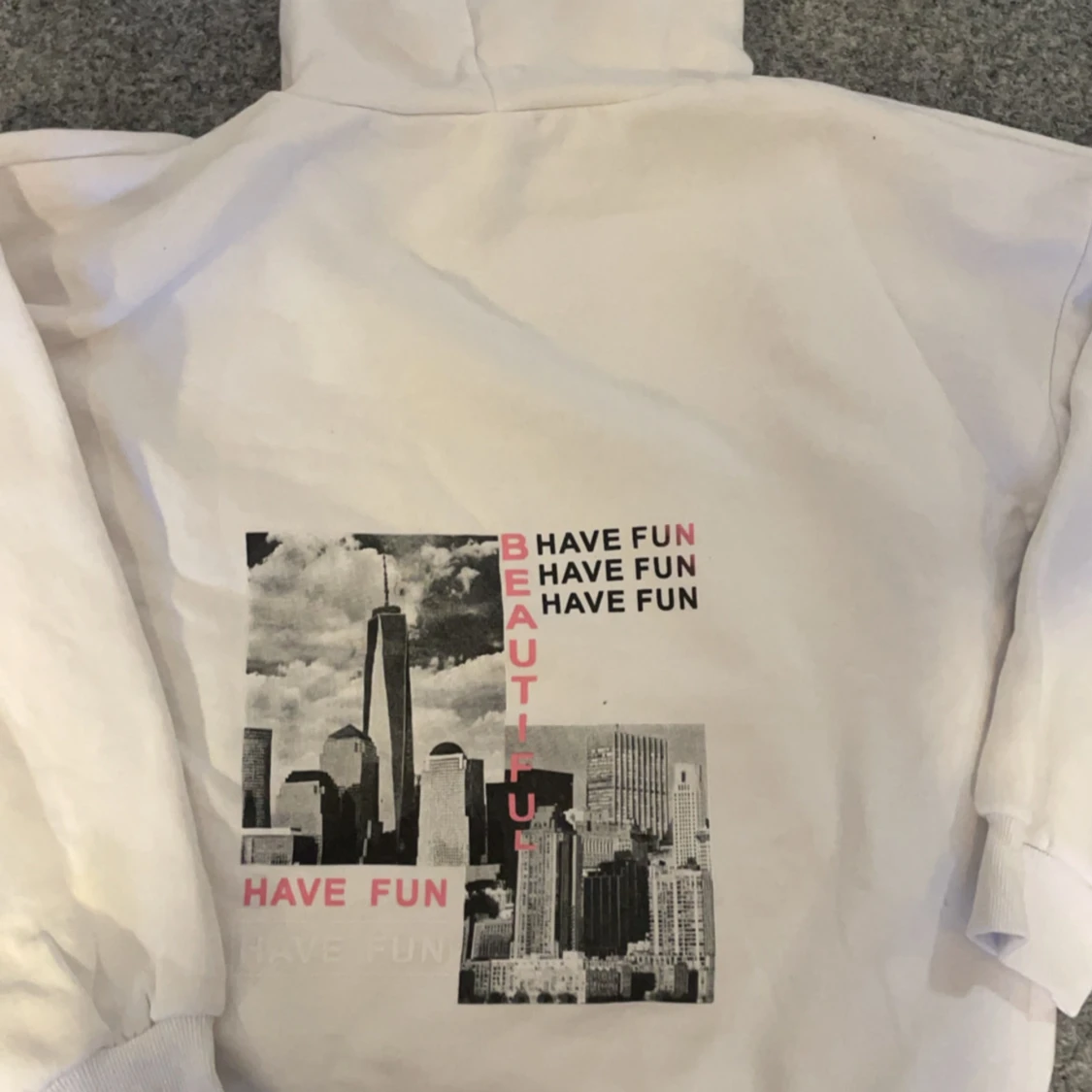 Vit hoodie med tryck - 1