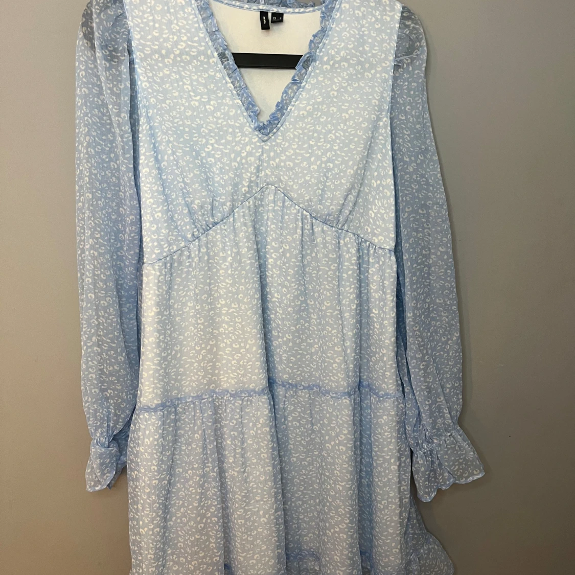 Ljusblå blommig klänning