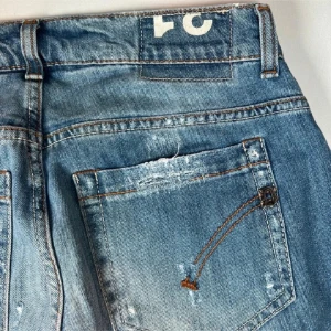 Dondup George - Ett par dondup jeans i modellen George, storleken är 31, skicket är 9/10 inga deffekter. Säljer pga för små