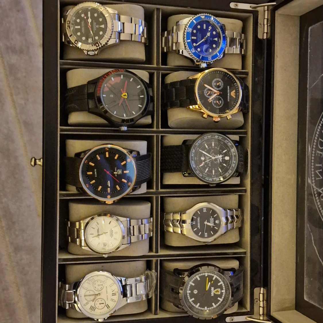 Samling av 10 klockor i olika stilar, replikor