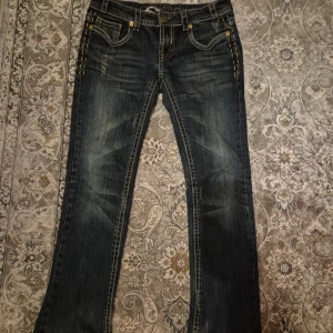 Lågmidjade Jeans - Ett par fina lågmidjade jeans från big train 💞❤️‍🔥 En knapp saknas