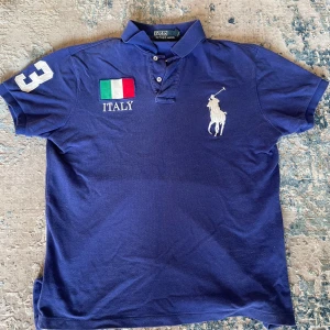 Blå pikétröja från Ralph Lauren - Säljer en snygg blå pikétröja från Ralph Lauren. Storlek M och i mycket fint skick. Hör av dig om du har några frågor! 