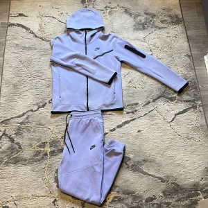 Nike tech fleece - Säljer en Nike tech i lila färg, den är väldigt bra omhändertagen. Köpt från unisport storlek S passar även M. Hör gärna av er om ni har frågor mvh seller