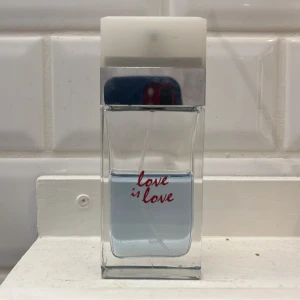 Love is Love Eau de Toilette från Dolce & Gabbana - Säljer en elegant Eau de Toilette från Dolce & Gabbana. Perfekt sommar parfym. Väldigt söt och fräsch i doften sitter länge på huden.