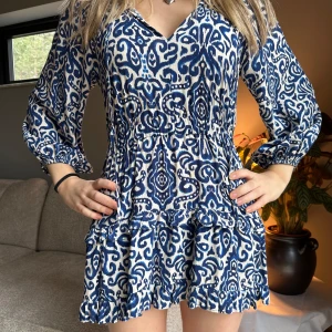 Volang klänning - Mini klänning från Zara säljs inte längre 