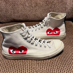 Converse x Comme des Garçon PLAY - Skick 7/10 se slitage på bilderna. Fler bilder kan skickas vid intresse. 