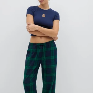 Rutiga pyjamasbyxor  - HELT nya pyjamasbyxor från Gina Tricot i flannel. Kvar i paketet då det blev en dubbelbeställning. Jag är S och dessa va oversized så skulle absolut passa M också med oversized effekt. 