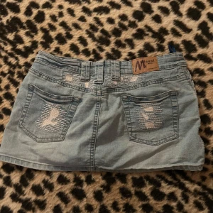 Miniskirt💖 - Snygg jeanskjol från Miont med slitna detaljer och femficksdesign. Kjolen har en klassisk blå jeansfärg och är perfekt för en avslappnad stil. Den har bälteshällor och en knappstängning framtill. Den hål i fickorna men tror det ska va så💖