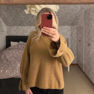 Beige stickad tröja - Mysig beige stickad tröja med jättefina ärmar, passar jättefint till nästan allt 🩷