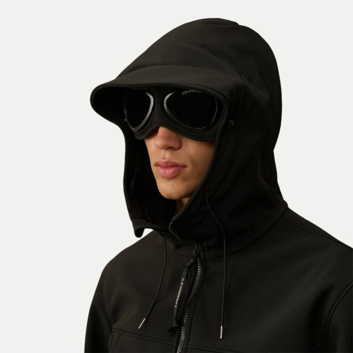 Svart jacka med huva och glasögon - 3