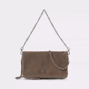 Brownie väska✨✨ - Snygg beige axelväska i mocka med en stilren kedja som axelrem. Väskan har en vikbar flik och dekorativa detaljer i form av små pärlor längs kanterna. Inga defekter! Nypris €59.90, skriv för egna bilder💫