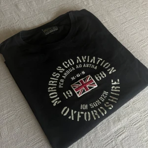 Svart t-shirt från Morris - Snygg svart t-shirt från Morris. Säljer den åt min bror då den inte kommer till användning. Endast använd ett fåtal gånger, mycket bra skick! Kontakta mig för fler bilder eller vid eventuella frågor. 🫶🏻