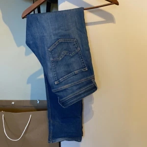Blå replay jeans - Snygga blå jeans med klassisk femficksdesign och en liten läderdetalj vid bakfickan. Perfekta för en avslappnad stil.