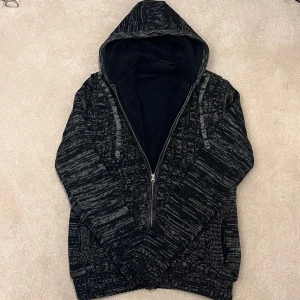 Fodrad Cardigan Jacka  - Tjabba! Säljer denna snygga och eftertraktade cardigan med mysigt foder inuti. Funkar både som en cardigan men också som jacka, perfekt till våren. Vid minsta fråga eller fundering hör av er🤝