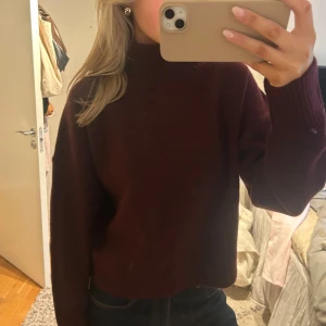 Vinröd stickad tröja - Vinröd stickad tröja från Zara! Så mysig vinröd stickad polotröja som aldrig är använd, lappen kvar ❤️