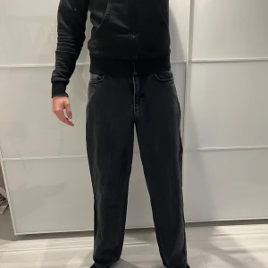 Svarta jeans - Snygga lite mer baggy jeans för herr💕