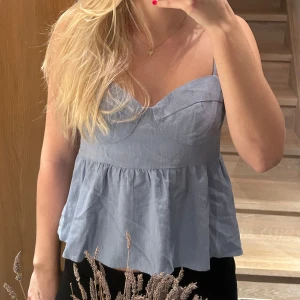 Ljusblå ärmlös topp - Jättefin ljusblå topp från HM i innematerial. Jag har aldrig använt den då jag råkade köpa en för stor storlek, därav i nyskick. 💙🤍🩵