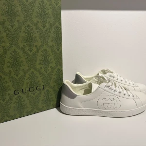 Vit gråa gucci skor - Gucci skor som har andvänts en gång och kommer med box nya skosnören osv Storlek 40 Eu 