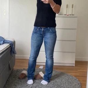 Lågmidjade jeans  - Säljer mina såå snygga jeans som tyvärr har blivit för små😕skriv gärna vid frågor💞💞