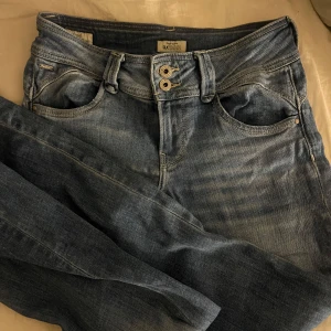 Pepe jeans - Snygga blå jeans från Pepe Jeans med en silkeslen känsla. De har en klassisk femficksdesign och dubbla knappar i midjan. Står ej storlek i men skulle gissa att de är i storlek 36. Kom privat för bilder på💗
