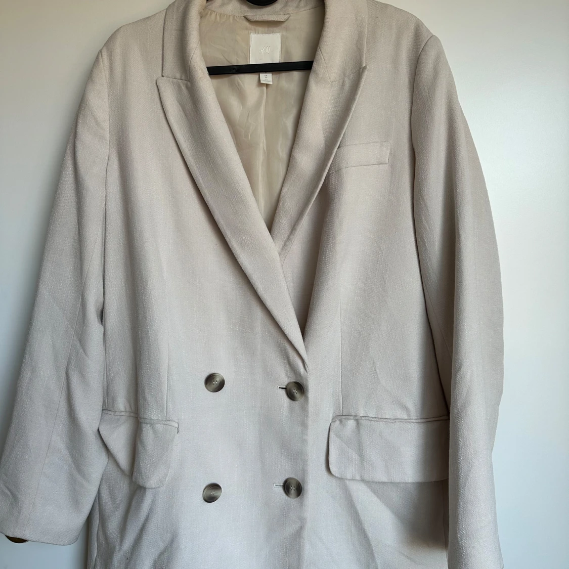 Beige kavaj med knappar