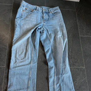 Blå jeans med låg midja - Säljer ett par blå lågmidjade jeans från 157 i stilen Icon. De är avklippta för min längd 160cm.  Raka i modellen 