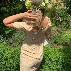 Blommig klänning - Blommig klänning i en ljusbeige/gul ton. Väldigt fint skick 🌼