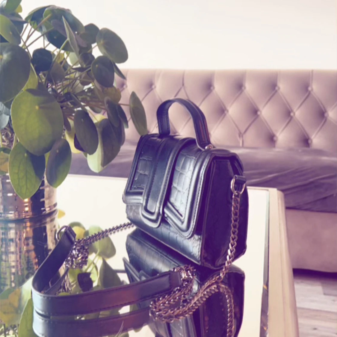 Svart axelväska med kedjedetaljer