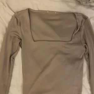Beige långärmad topp - Jätte fin topp i okej skick den är nopprig men annars bra skick💕