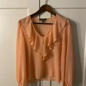 Jättesnygg sommarblus  - Detta är en jättefin sommarblus som är från primark. Den är helt oanvänd och bara provad en gång. Passar perfekt till sommaren