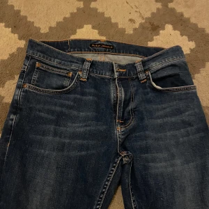 Blå jeans från Nudie Jeans - Tjena! Säljer nu dessa tvär feta Nudie Jeans!|Skick 9:10 mycket bra!|Nypris ca 1800kr|Mitt pris 799kr