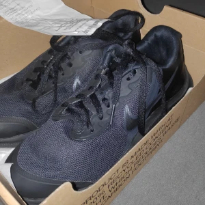 Nike idrottsskor - NIKE STAR RUNNER 3 (GS) har it andvänd mycket blev för små. Kvitto och låda ingår. 8/10