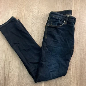Mörkblå jeans från Neuw - Säljer mina mörkblå jeans från Neuw i mycket bra skick