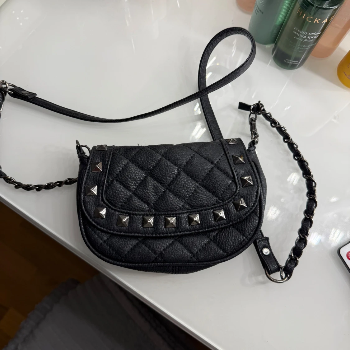 Svart quiltad axelväska med nitar
