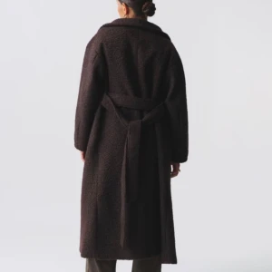 Mörkbrun kappa med bälte - Snygg och elegant mörkbrun kappa med bälte i midjan. Perfekt för kyliga dagar med sin långa design och mjuka material. Kappan har en klassisk krage och långa ärmar, vilket ger en stilren look. Den är i princip oanvänd då den helt enkelt inte passade mig som jag ville. Slutsåld på hemsidan, köpt för 699. 