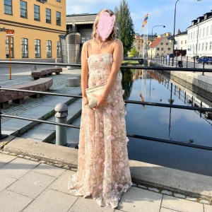 Blommig balklänning  - Säljer nu min älskade balklänning. Den e super fin och använd en gång under min bal. Jag är en 170 för referens 💖💖