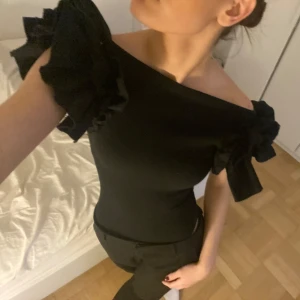 Svart volang body zara  - Snygg svart volang body. Passar bra till både byxor och kjol. Perfekt nu till nyår! Hör av er vid intresse🙌🏼