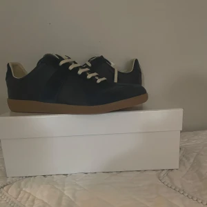 Maison Margiela gats  - Säljer nu dessa snygga skor från Maison Margiela, de är köpta här på Plick helt nya men säljer pga fel storlek. Skorna har endast vart testade så de är i princip helt nya alltså 10/10 skick. Det är bara att höra av er om ni har några frågor och priser är inte hugget i sten. Mvh, Hjalmar.