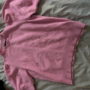 Rosa stickad T-shirt med puffärmar  - Rosa stickad T-shirt med puffärmar ❣️knappt använd