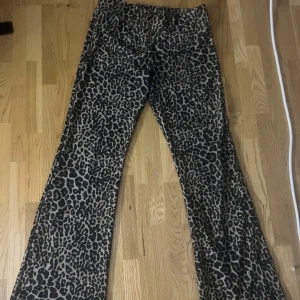 Snygga leopard byxor bootcut - Snygga leopardmönstrade byxor med bootcut-stil. Perfekta för att göra ett statement med din outfit. De har en bekväm passform och är ett måste för garderoben. Dom kan vara hög midjade och lågmidjade pris kan diskuteras vid snabb affär 