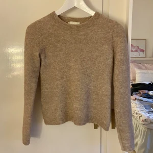 Stickad tröja - Stickad tröja från sofie schnoor! Jättefin men har dragit ihop sig lite i tvätten men knappt något som märks, därav priset❣️