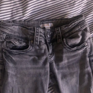 Lågmidjade bootcut jeans  - Snygga grå jeansbyxor med klassisk femficksdesign och knappgylf. Perfekta för en avslappnad stil. Populära lågmidjade bootcut jeans från Gina. Pris kan diskuteras 