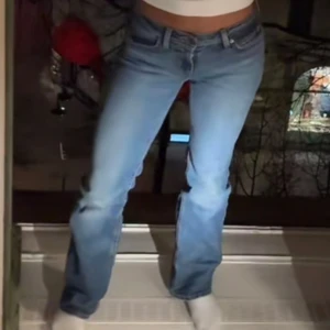 Blå bootcut jeans - Snygga blå bootcut jeans med låg midja. Dem är köpta för 900 kr. Knappt använda. Kan tänka mig sänka priset för snabbt köp
