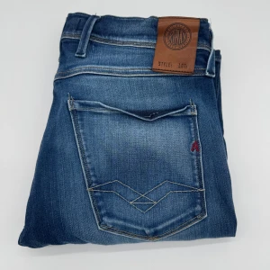 REPLAY ANBASS HYPERFLEX - - Replay anbass hyperflex jeans - Slim fit passform - Storlek W29/L32 - Nypris runt 1800kr - Kontakta för fler frågor eller funderingar // Deluxecloset