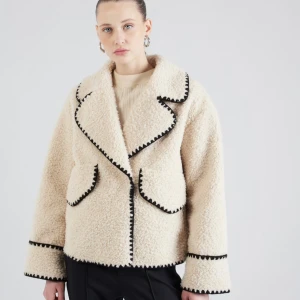 Beige teddyjacka med svarta detaljer - Säljer denna så så fina Teddy jackan från Object. Nypris 1 140 kr och storlek 34 är helt slutsåld på hemsidan💕Väldigt bra skick och där av priset😊Bara och fråga om fler bilder💕