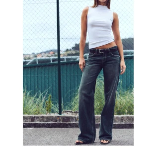 Jeans låg midja zara - Snygga vida lågmidajse jeans från Zara i storlek 38. Slutsålda på hemsidan!