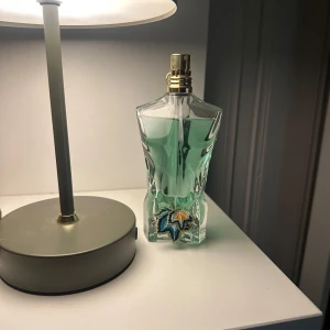 JPG Paradise Garden, Full flaska billigast på marknaden - JPG Paradise Garden, perfekt för den som vill ha en fräsch och stilren doft. Väldigt somrig och doftar framförallt kokos. Säljer denna då jag har en större kollektion sommarparfymer och vill köpa nya vinterparfymer! Den kom nästan aldrig till användning och skulle tippa på att jag max använt 5-10 sprut! 72/73 ml av 75 totalt kvar.