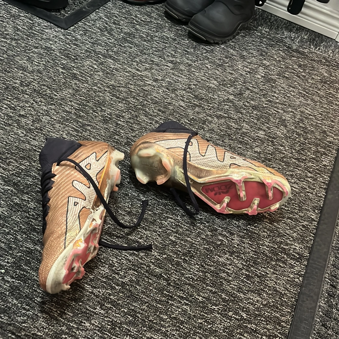 Nike fotbollsskor i guld och svart - 91